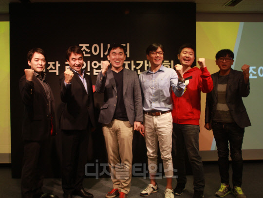 조이시티는 20일 경기 성남시 분당의 본사에서 '오션 앤 엠파이어', '건쉽배틀2 VR' 등 신작 게임 4종을 소개하는 자리를 마련했다.(왼쪽부터) 이날 김찬현 조이시티 사업개발부장, 안도 테츠야 소니인터랙티브엔터테인먼트코리아 대표, 조성원 조이시티 대표, 김태곤 CTO, 김대영 실장, 조한서 상무가 포즈를 취하고 있다. <조이시티 제공>